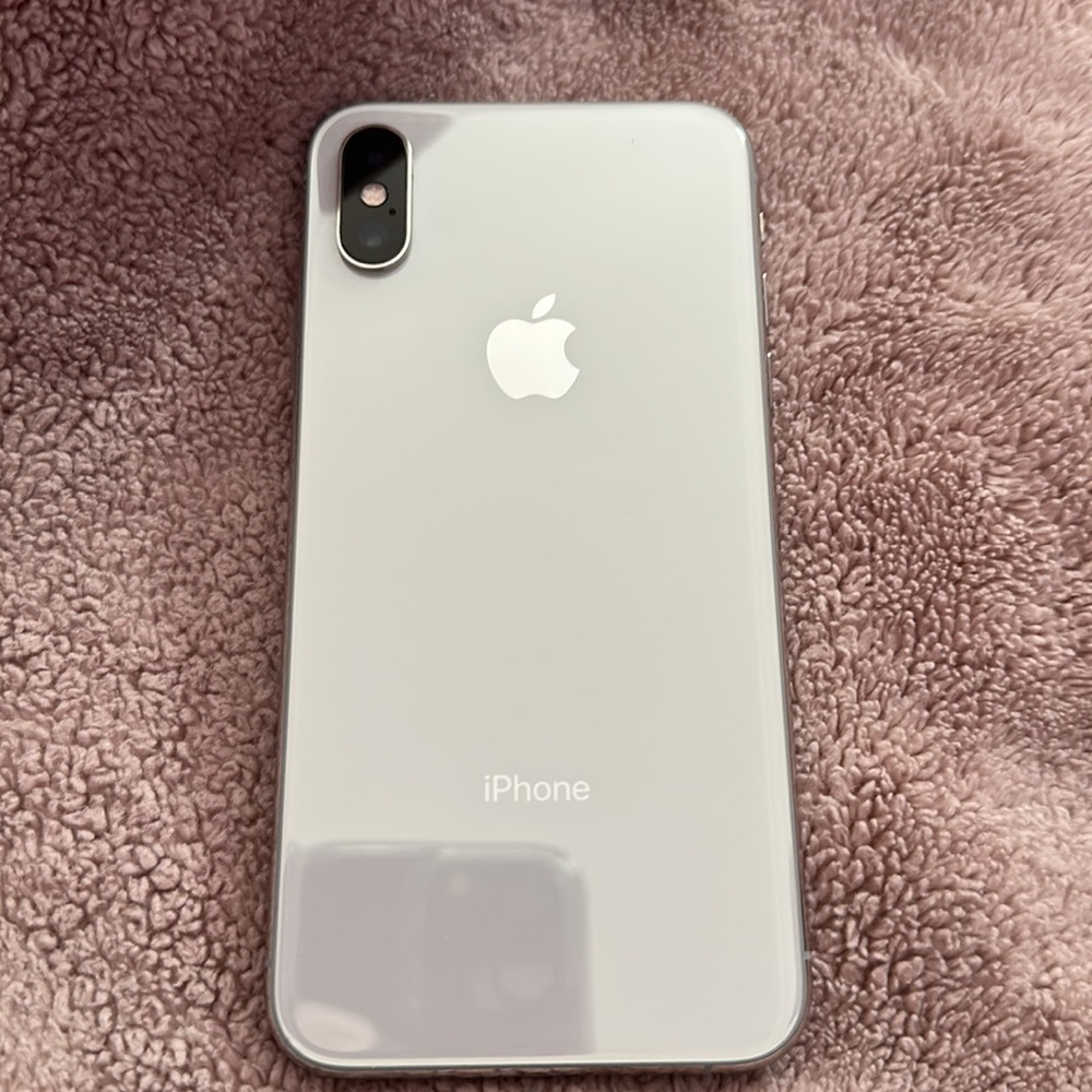 IPhone XS 64GB unlocked with cases - Picture 3 of 16